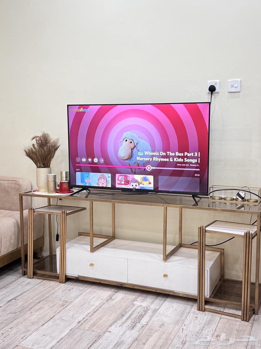 Sofas and tables64506970043011113