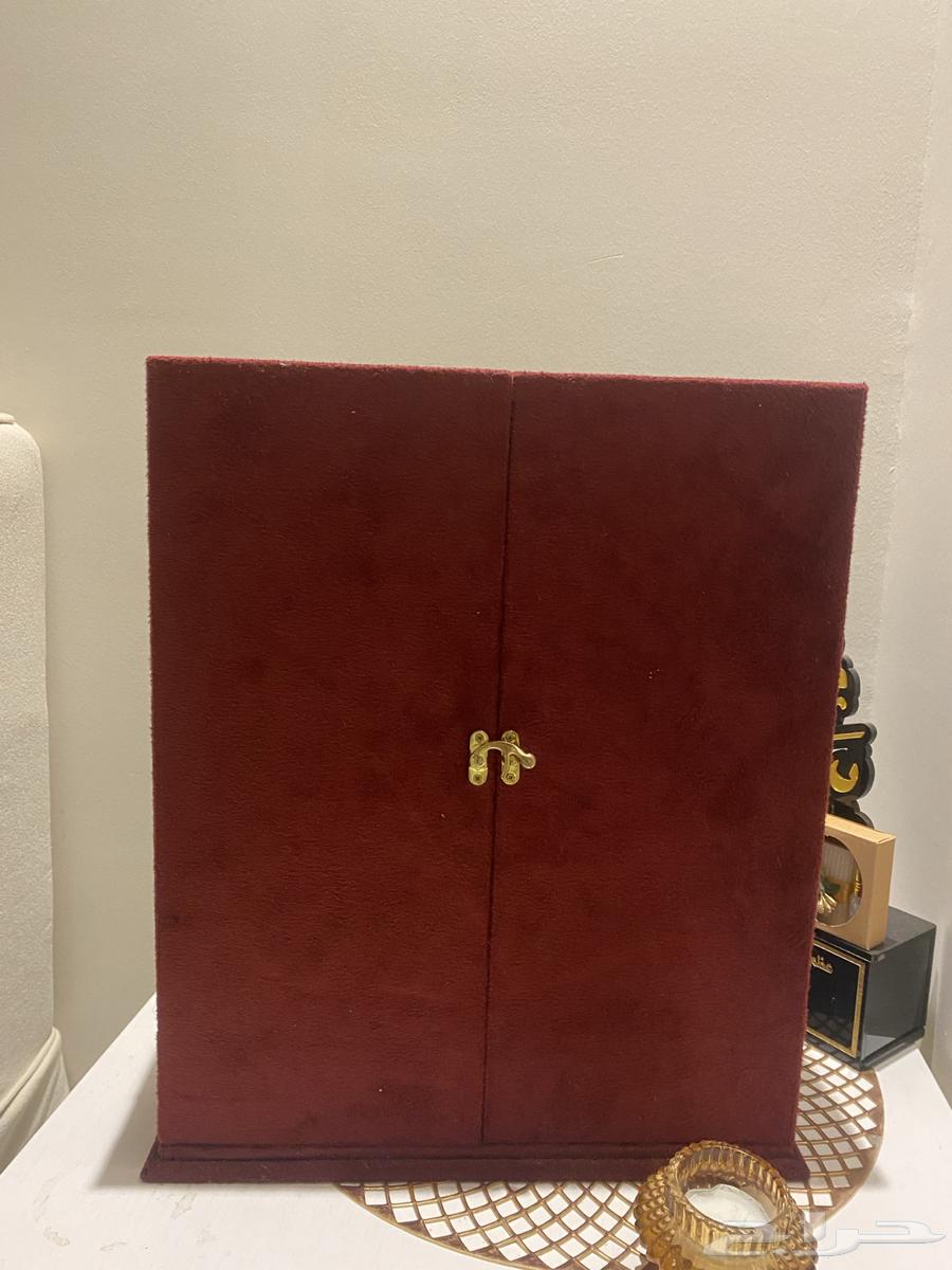 Large, clean, new 44 by 33 souvenir box64503294937218110