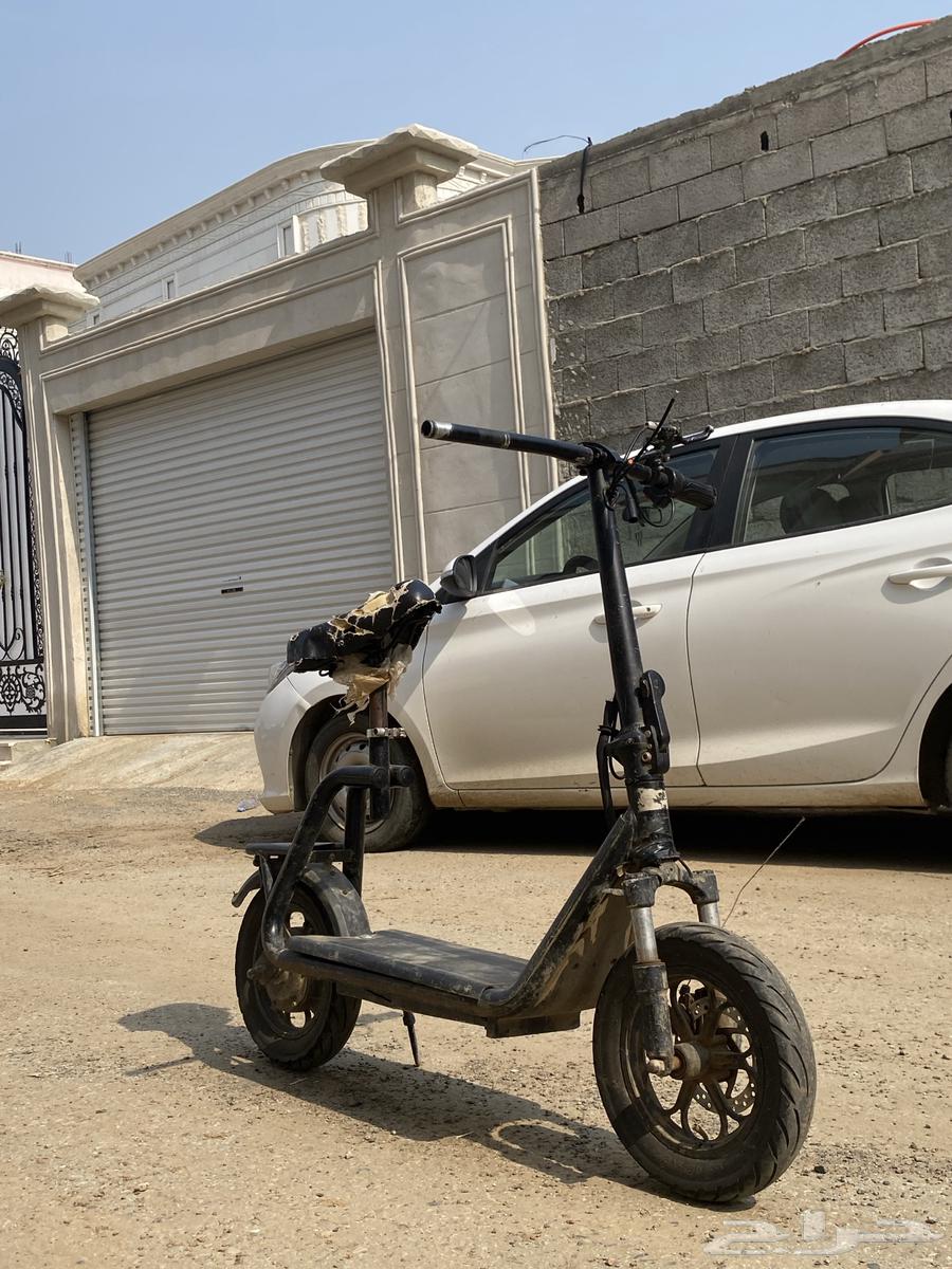 سكوتر نظيف بس فيه البطاريه و الدعسه كلشي صلحان حتى الدينمو64510140080514112
