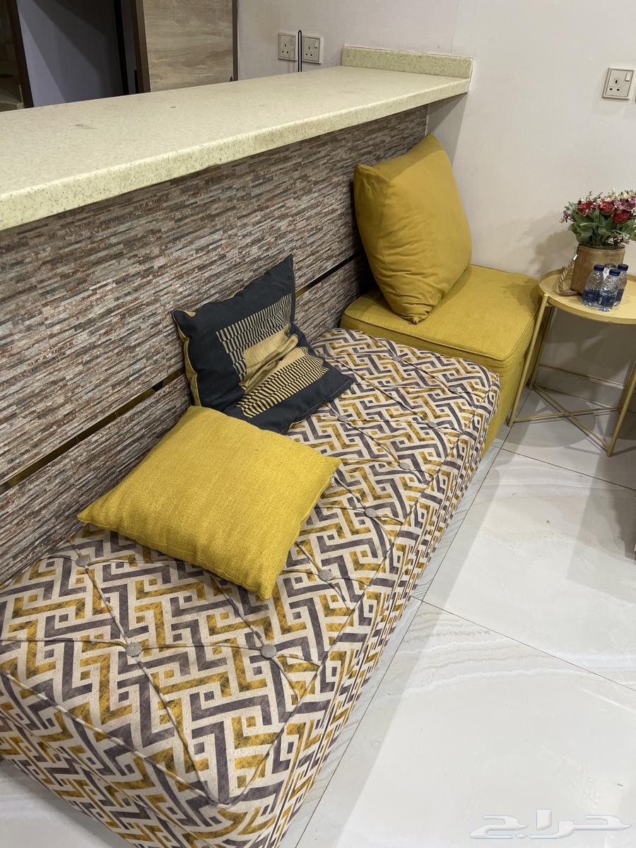 كنبين وطاوله مع كراسي للبيع64508887814658113