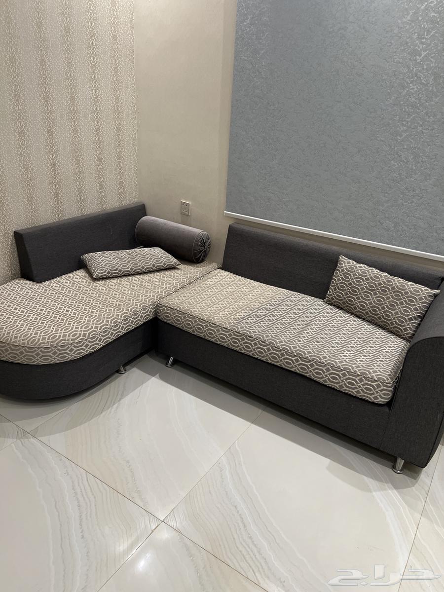 كنبين وطاوله مع كراسي للبيع64508887814658114