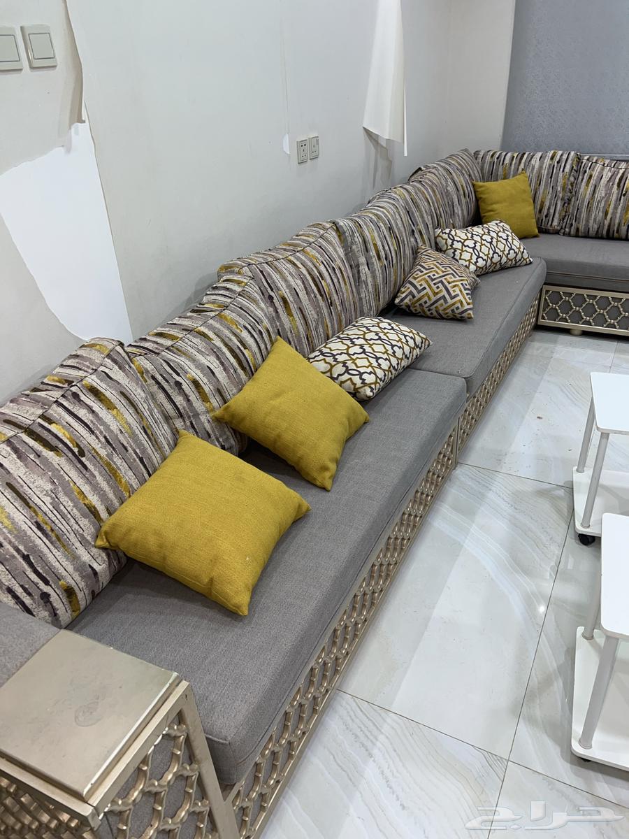 كنبين وطاوله مع كراسي للبيع64508887814658111