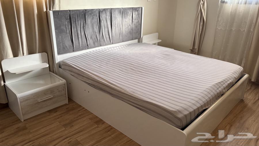 سرير مع مرتبه وطاولتين للبيع64503801755009111