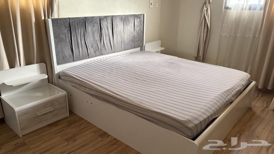 سرير مع مرتبه وطاولتين للبيع64503801755009110