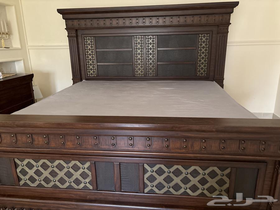 بيع سرير خشب بني قوي مقاس مترين في مترين مع 2 كومدينو64507025862017110