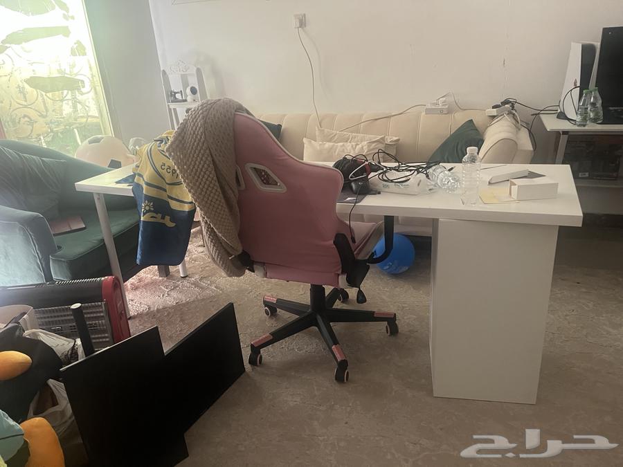 Table and Chair64508635604227111