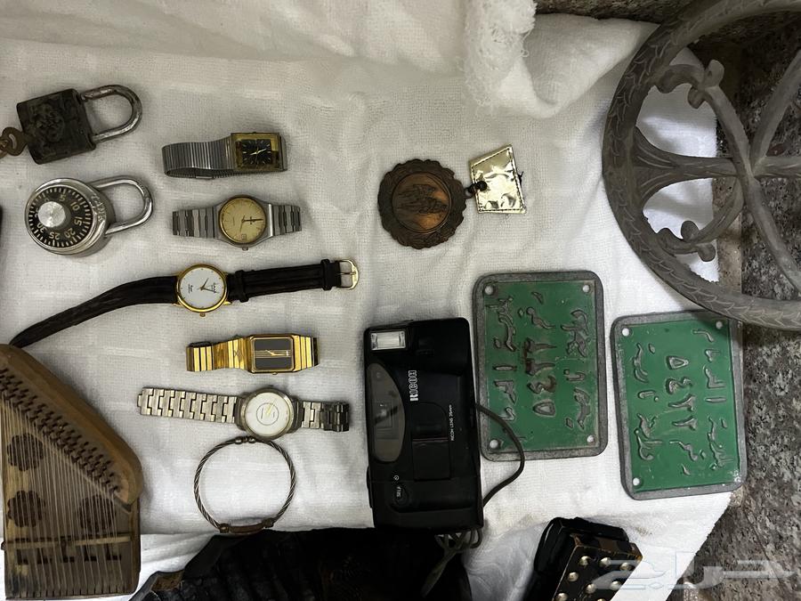 Devices, boxes with Pepsi, and old collectibles64507067989121111