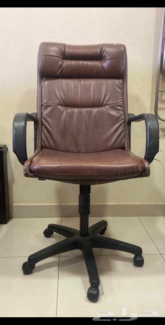 كرسي دوار جلد شبه جديد للبيع64509842281346114