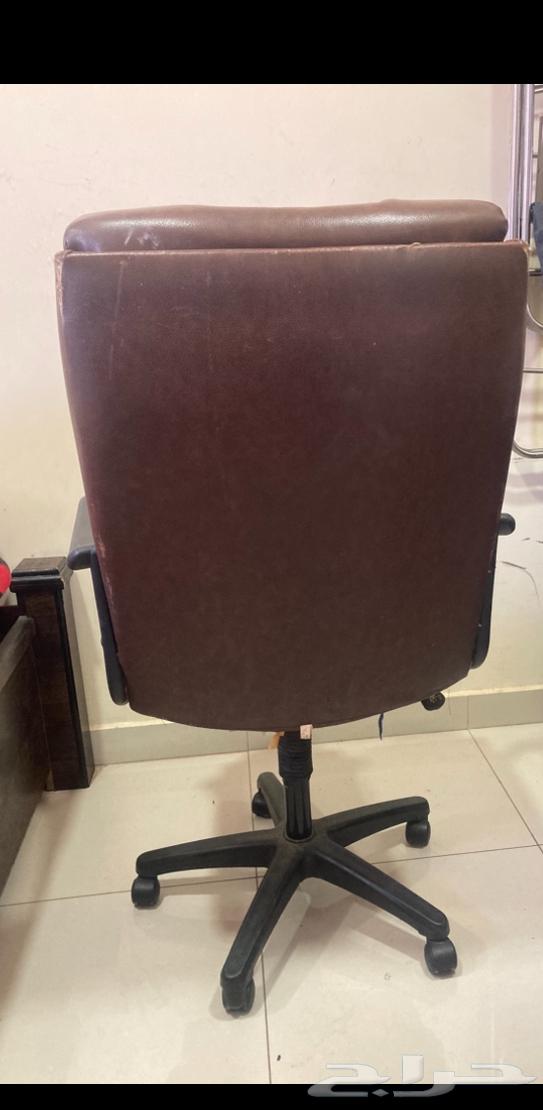 كرسي دوار جلد شبه جديد للبيع64509842281346111