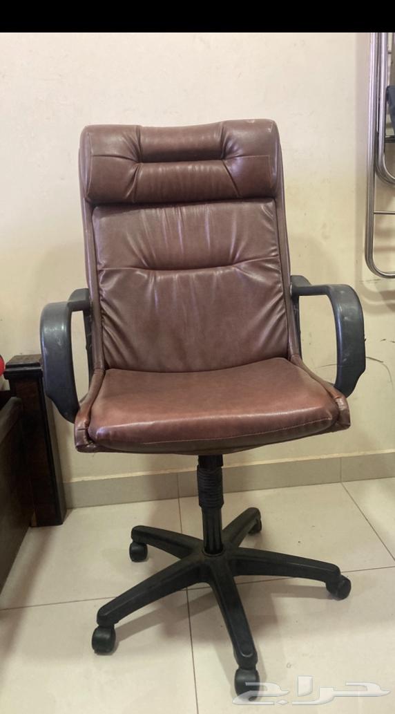 كرسي دوار جلد شبه جديد للبيع64509842281346110