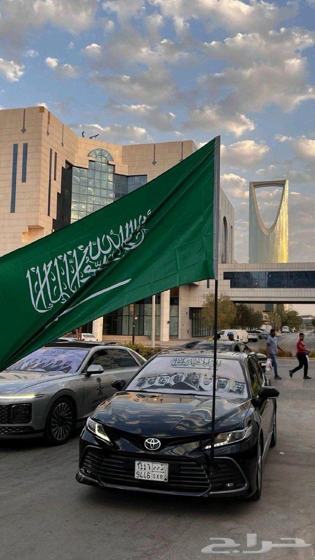 علم اليوم الوطني السعودي مع العمود والقاعدة للجيوب والجموس64510366656129112