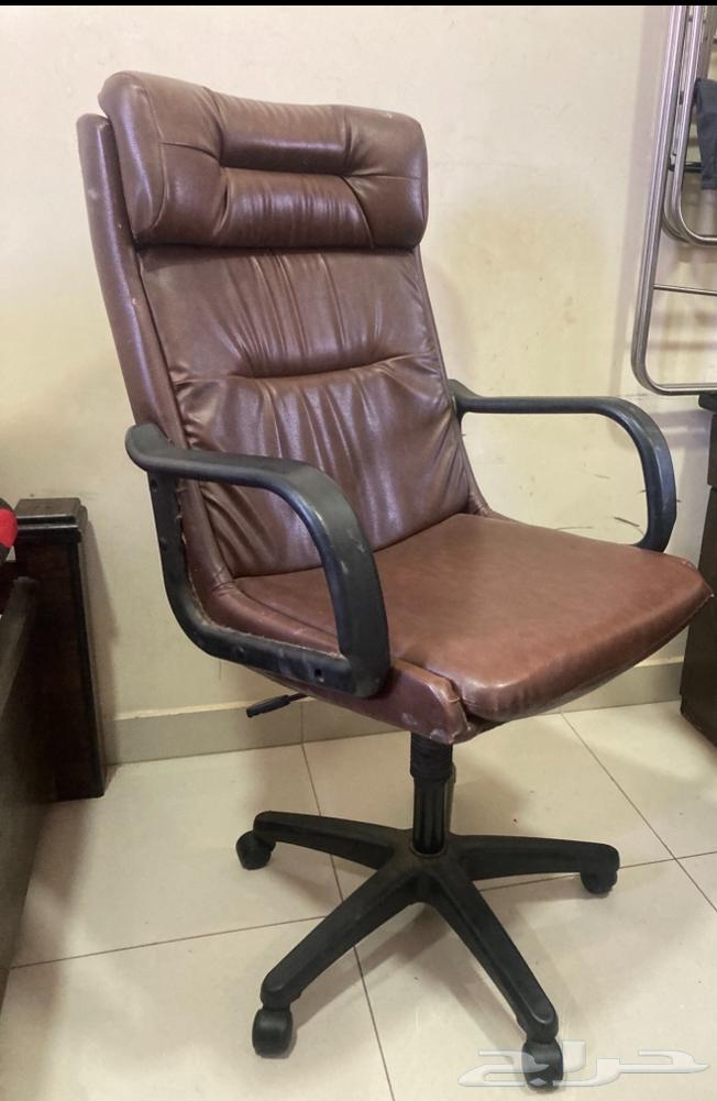 كرسي دوار جلد شبه جديد للبيع64509842281346112