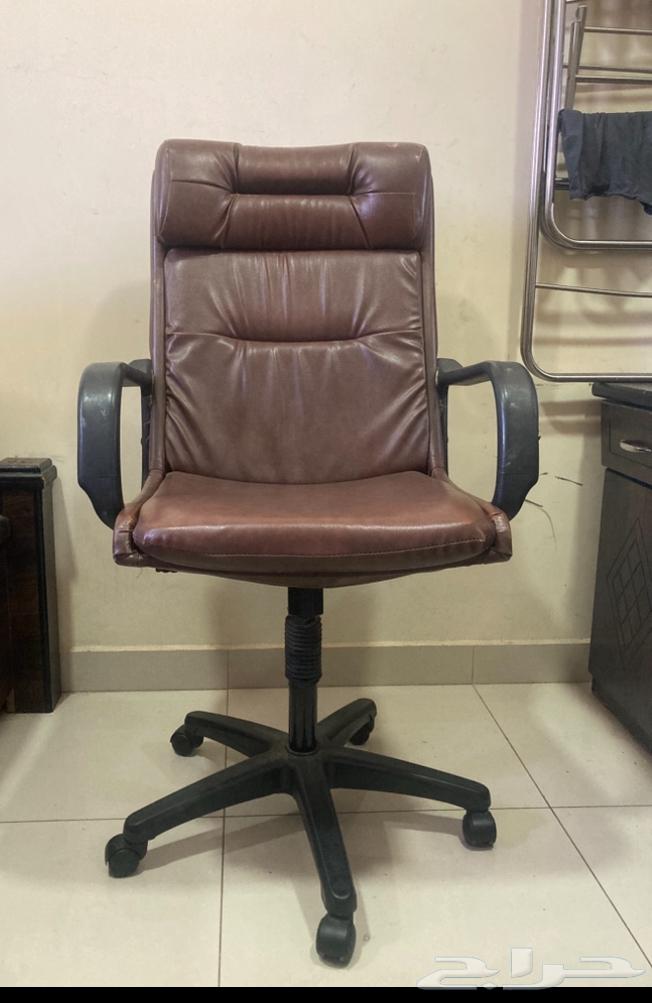 كرسي دوار جلد شبه جديد للبيع64509842281346113