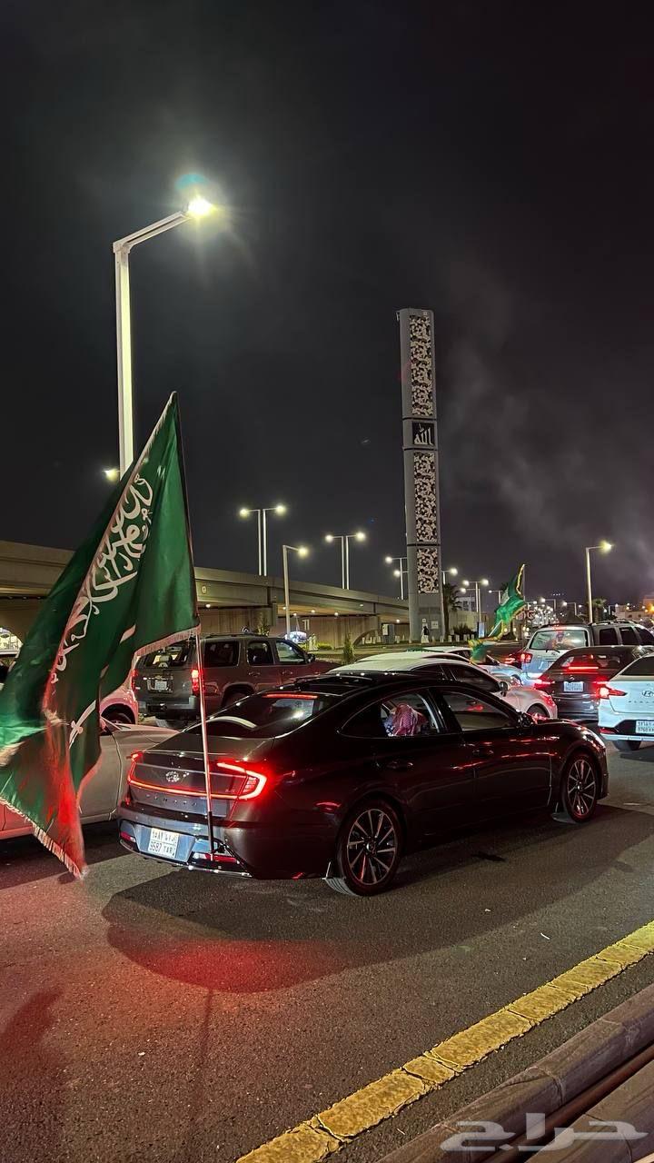 علم اليوم الوطني السعودي مع العمود والقاعدة للجيوب والجموس64510366656129110