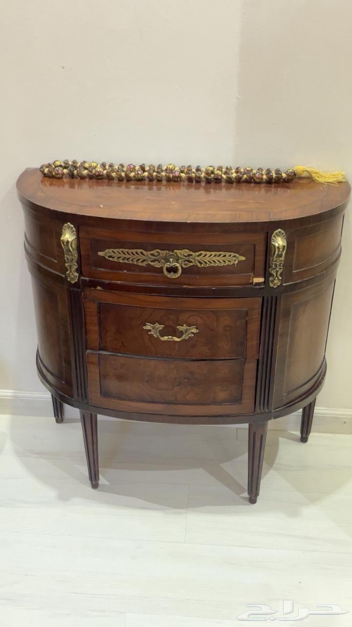 اثاث للبيع ( طقمين كنب   ادراج   تحف منوعه )64510083585922111