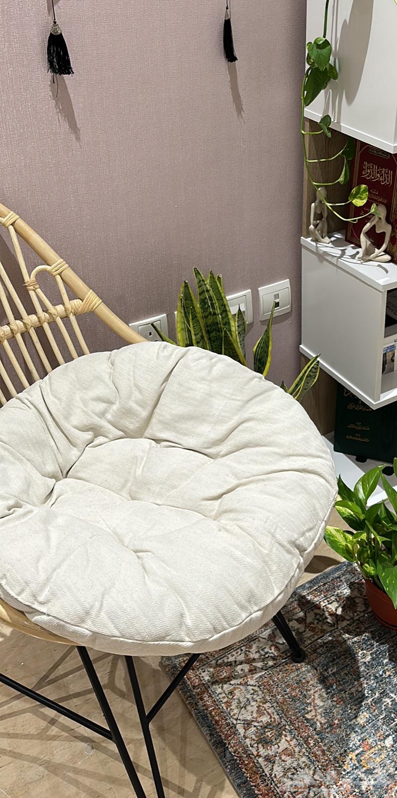 كرسي راتان بامبو جميلة ونظيفة ب 200 ريال مع الوسادة64503404474883111