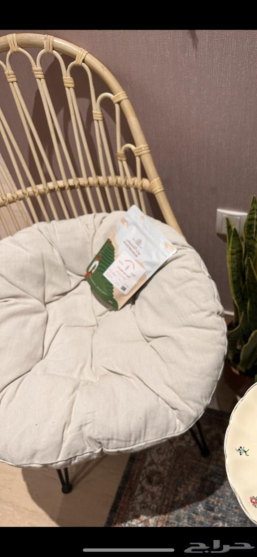 كرسي راتان بامبو جميلة ونظيفة ب 200 ريال مع الوسادة64503404474883113