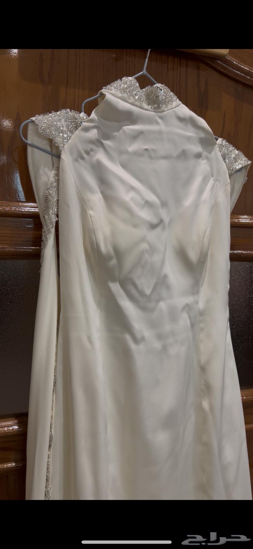 لم يلبس الا مره واحده يلبس مقاس ميديم و سمول64508285125890113