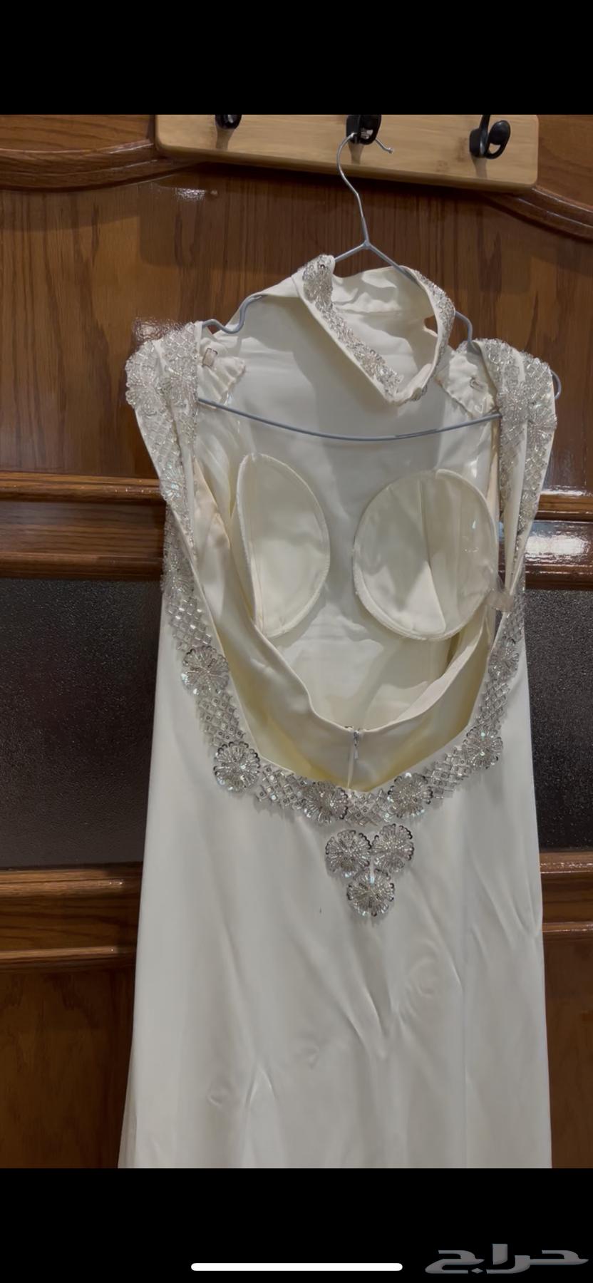 لم يلبس الا مره واحده يلبس مقاس ميديم و سمول64508285125890112