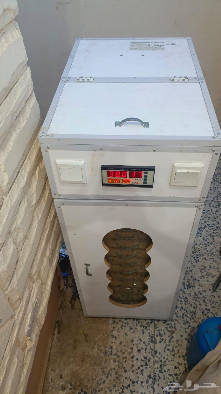 Manual incubator holds 100064509941503874111