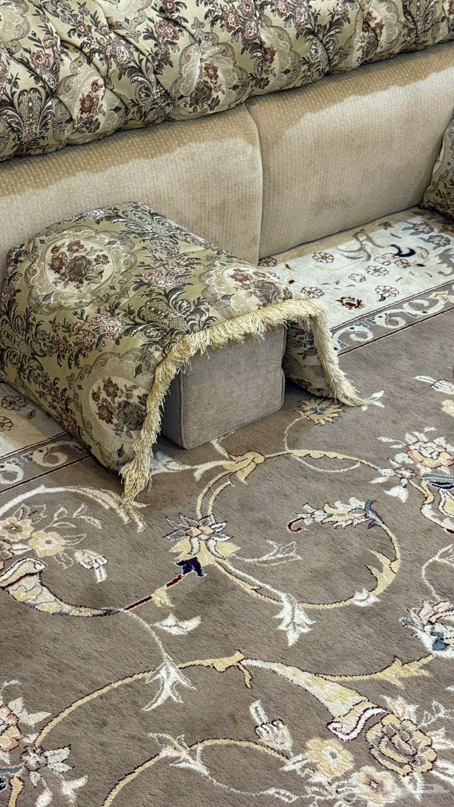 للبيع جلسة ارضية 6 4 نظيفة وفخمه64507235020545113