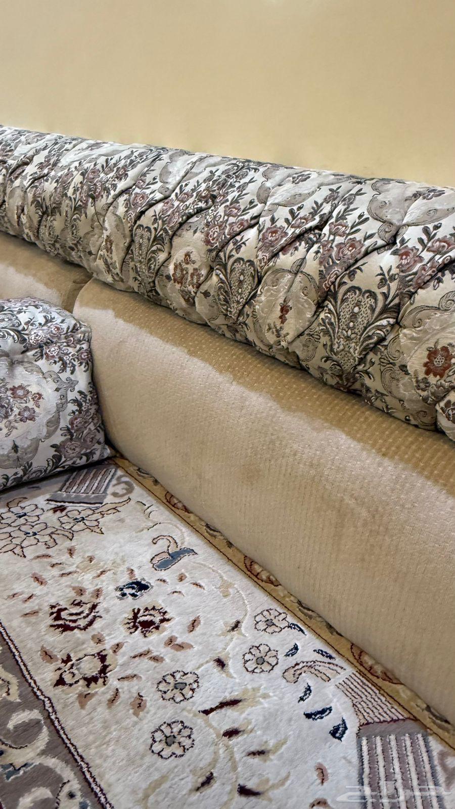 للبيع جلسة ارضية 6 4 نظيفة وفخمه64507235020545110