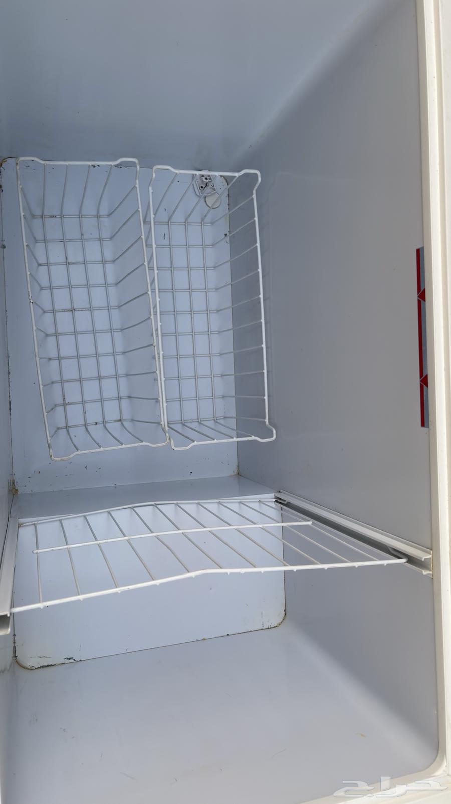 فريزر افقي نظيف و شاشة تلفزيون64516268408450113