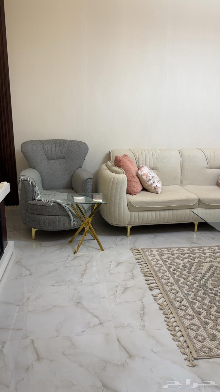 Sofa in excellent condition64516059099395111