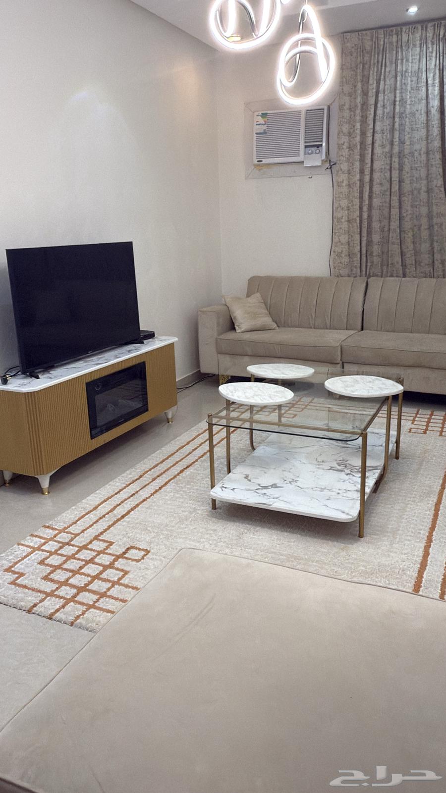 كنب وطاولات وطاوله بلازما مع الفرشه والستاره نظيفه وجديده64511071538689111