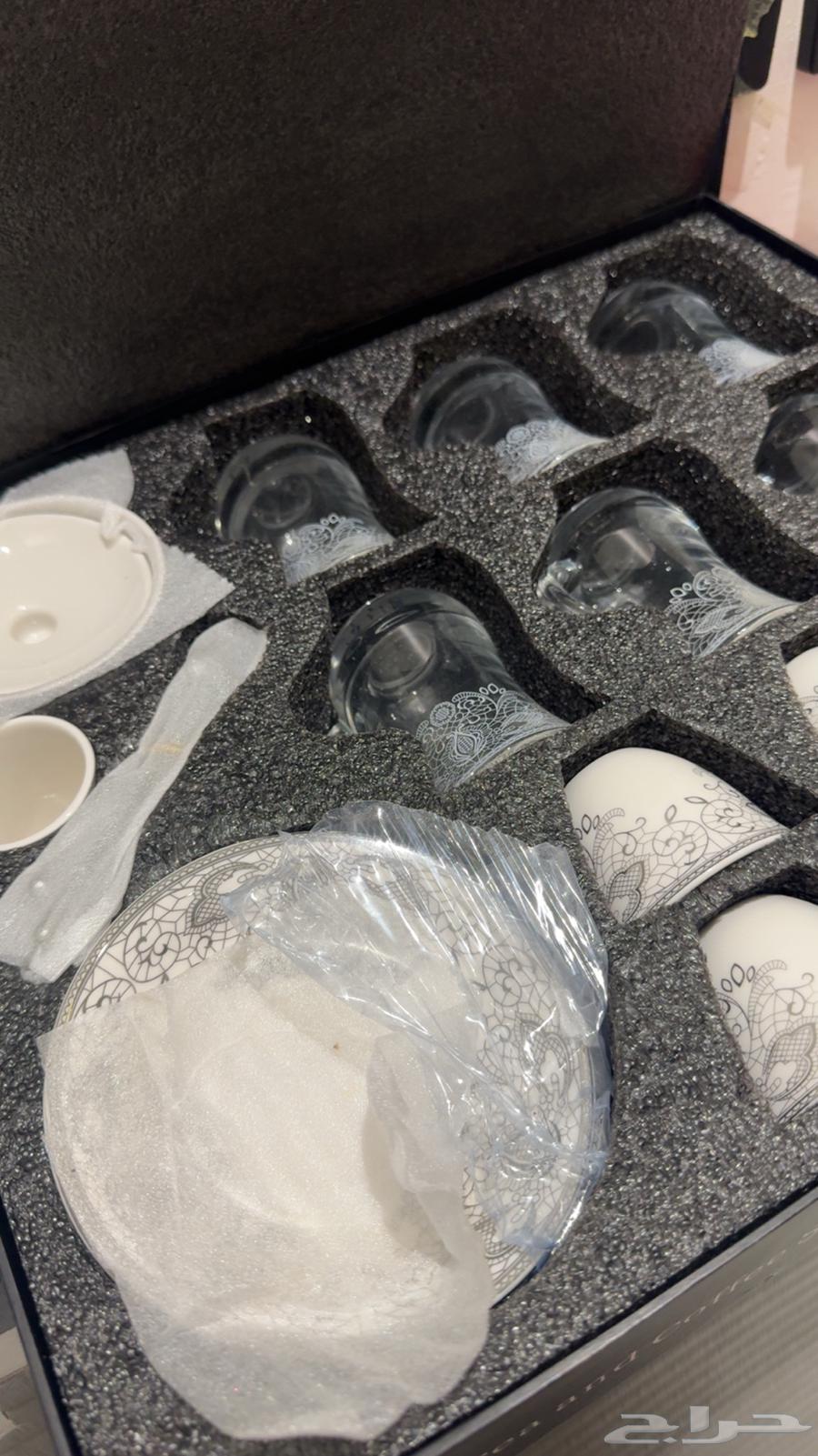 Two sets of coffee and tea cups, one new and the other used once64513058984834111