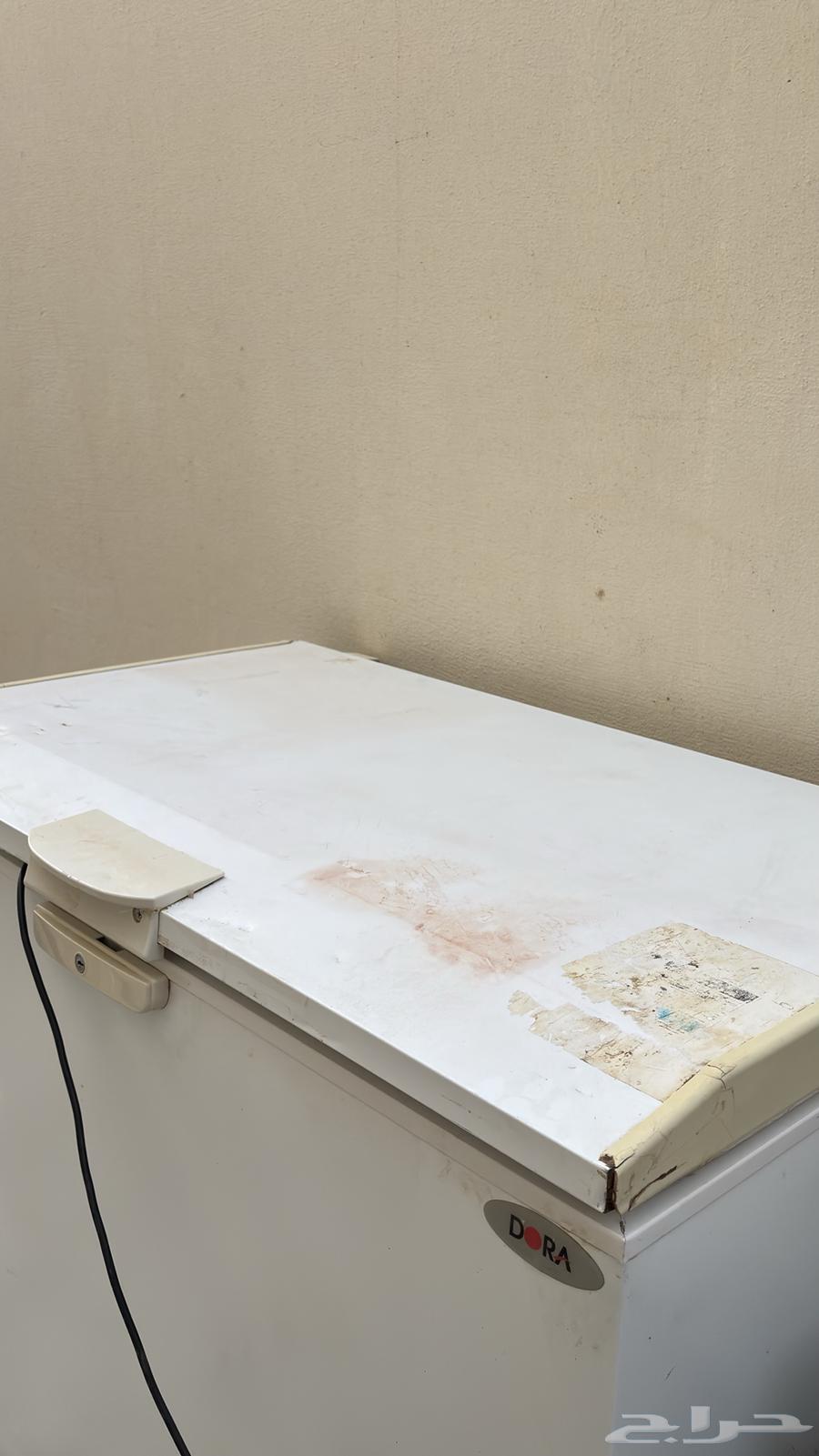 فريزر افقي نظيف و شاشة تلفزيون64516268408450114