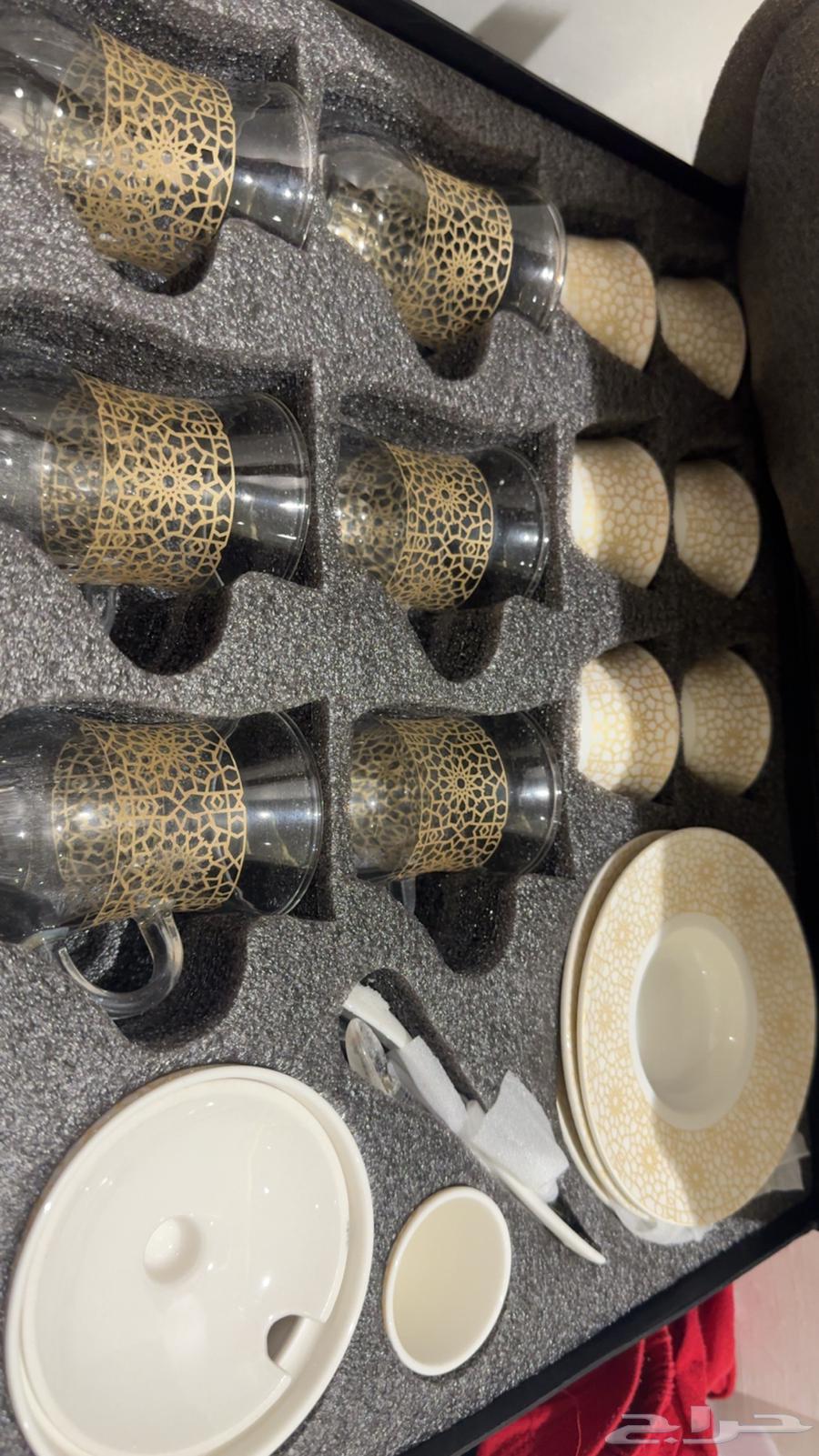 Two sets of coffee and tea cups, one new and the other used once64513058984834112