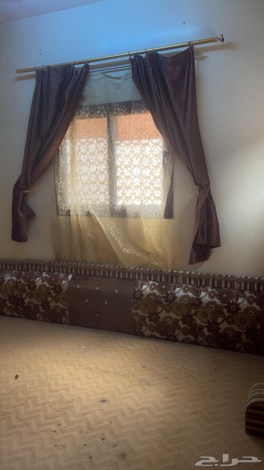 مساند خشب نظيفه مع ستاير للبيع64514114148611111