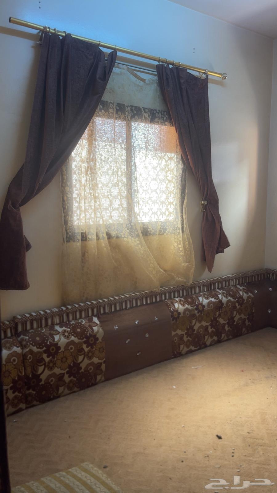 مساند خشب نظيفه مع ستاير للبيع64514114148611112