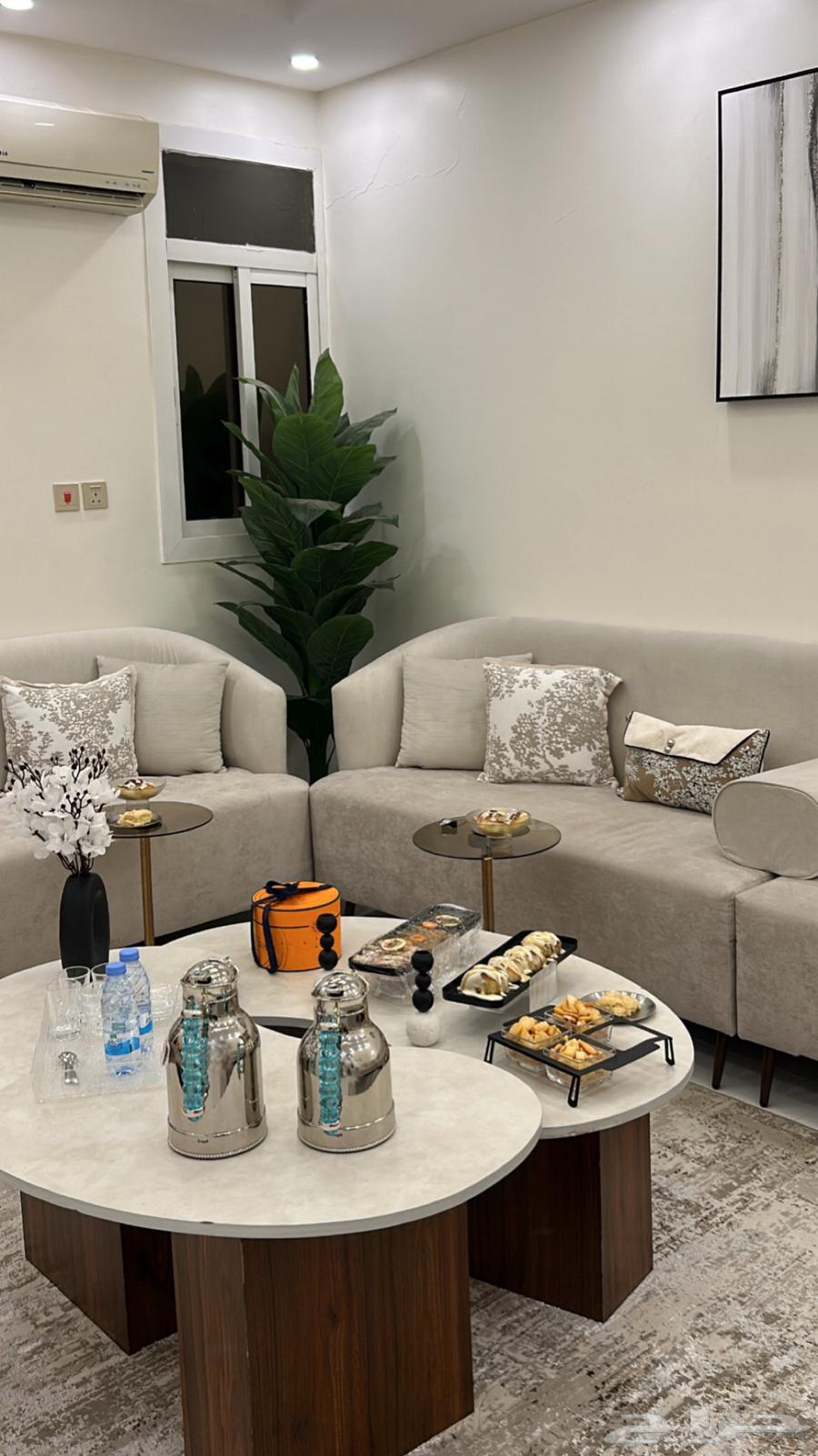 طاولتين للبيع64513811396611110