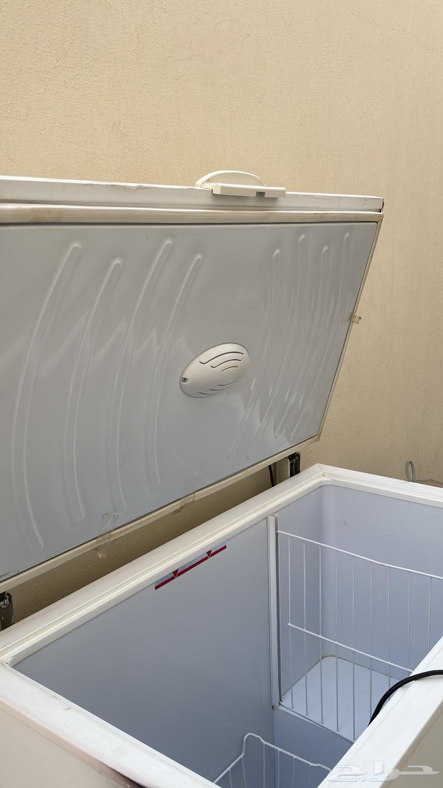 فريزر افقي نظيف و شاشة تلفزيون64516268408450110