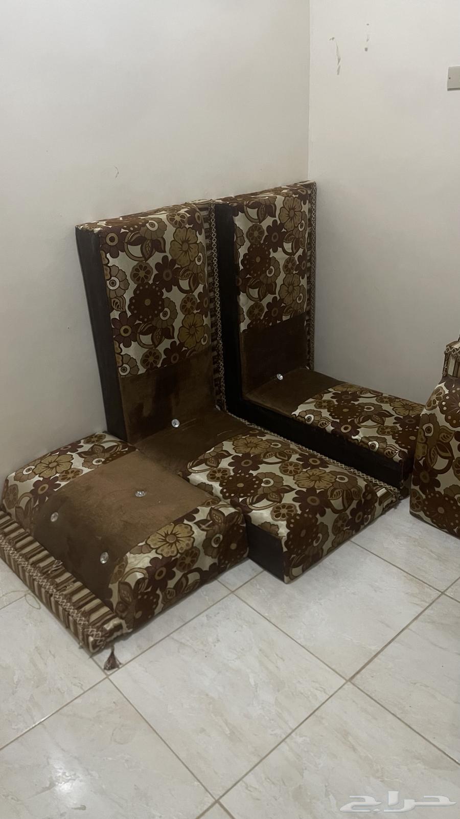 مساند خشب نظيفه مع ستاير للبيع64514114148611114