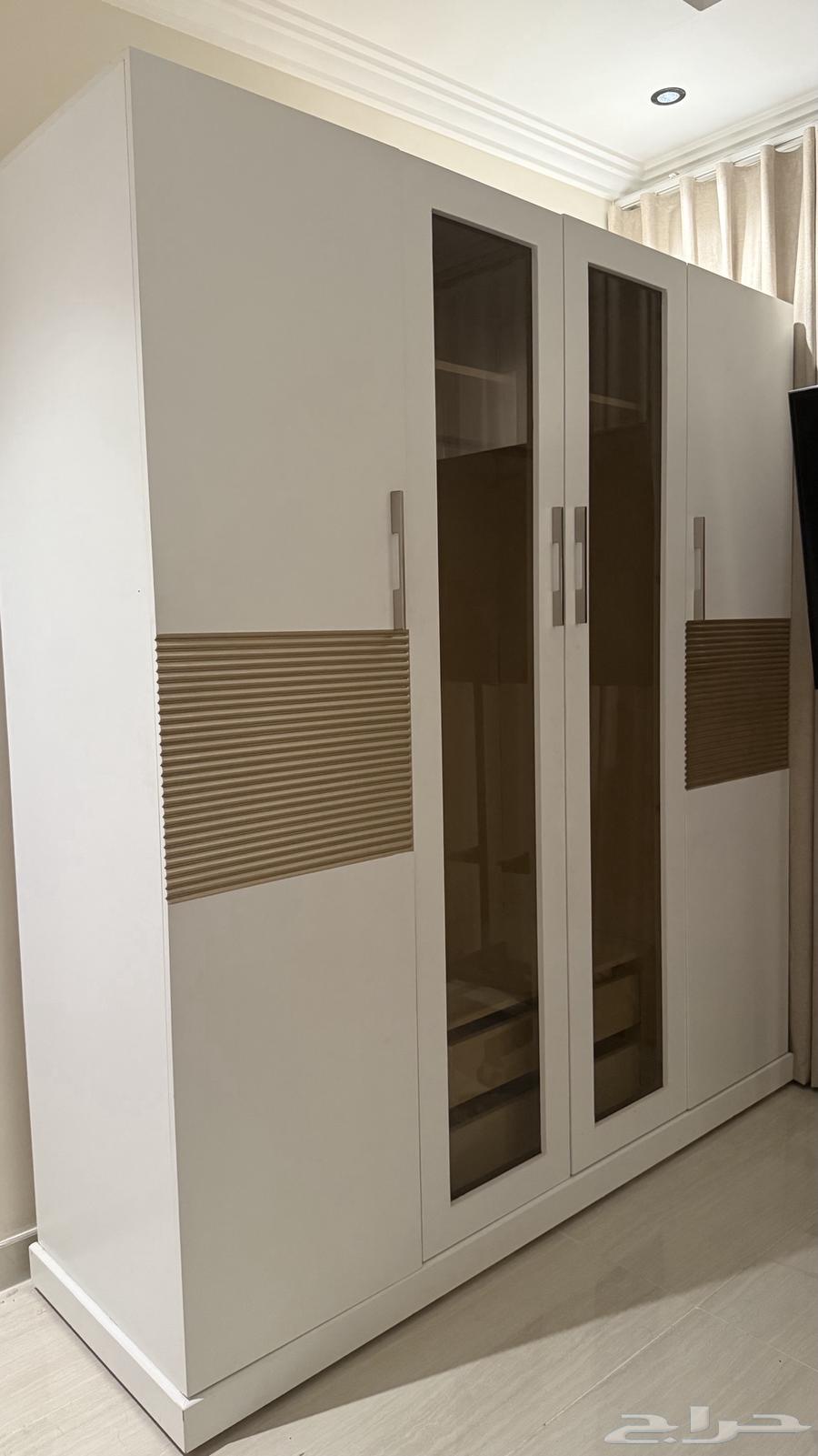دولاب ابيض وذهبي64515430695043110