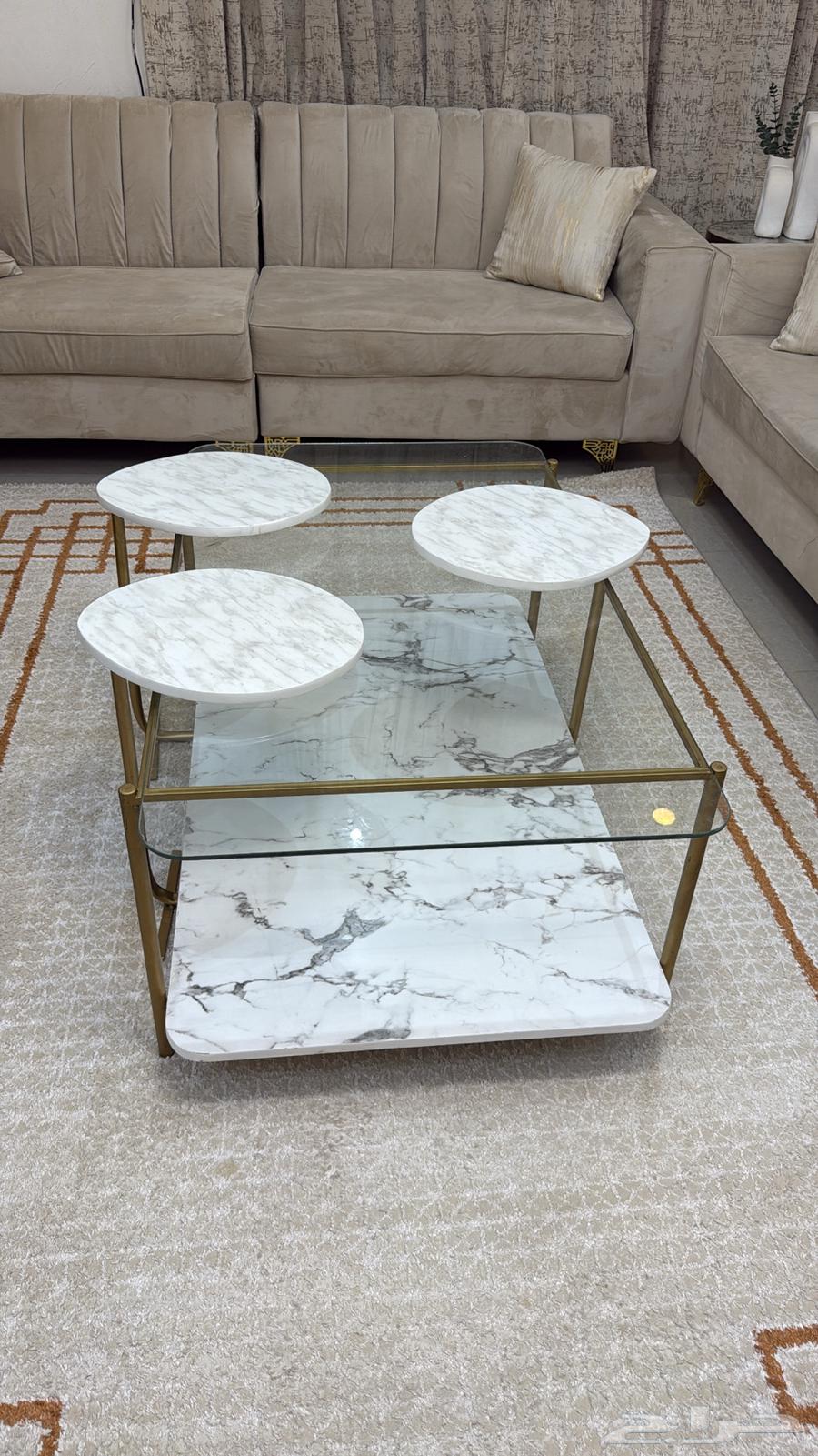 كنب وطاولات وطاوله بلازما مع الفرشه والستاره نظيفه وجديده64511071538689110