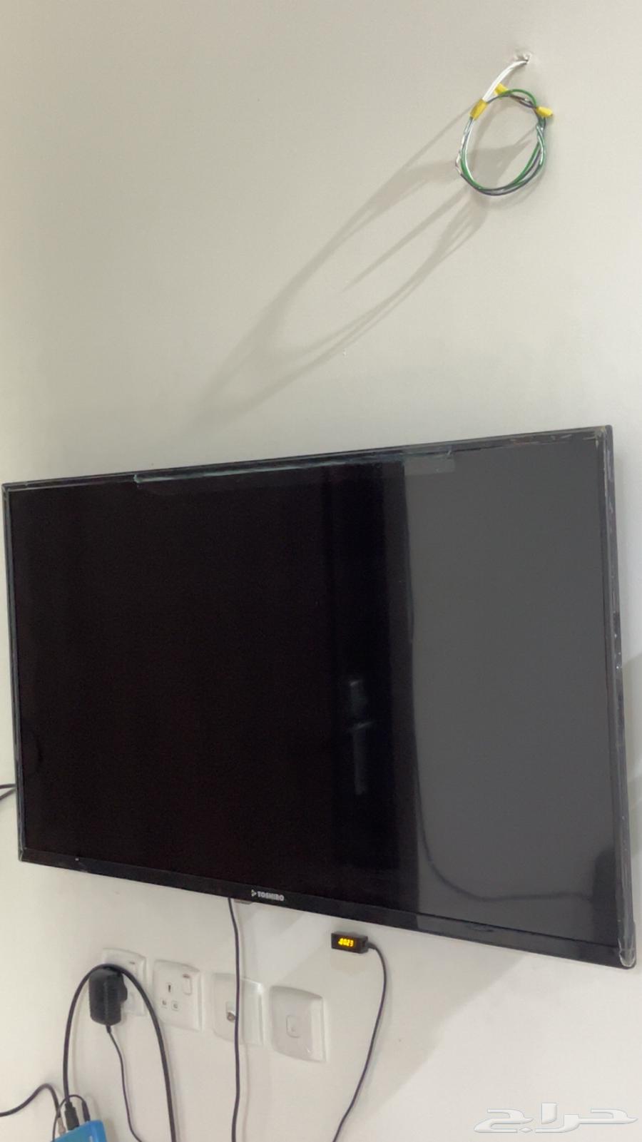 Used clean screen with its accessories, needs bulb repair for only 15064518229044099110