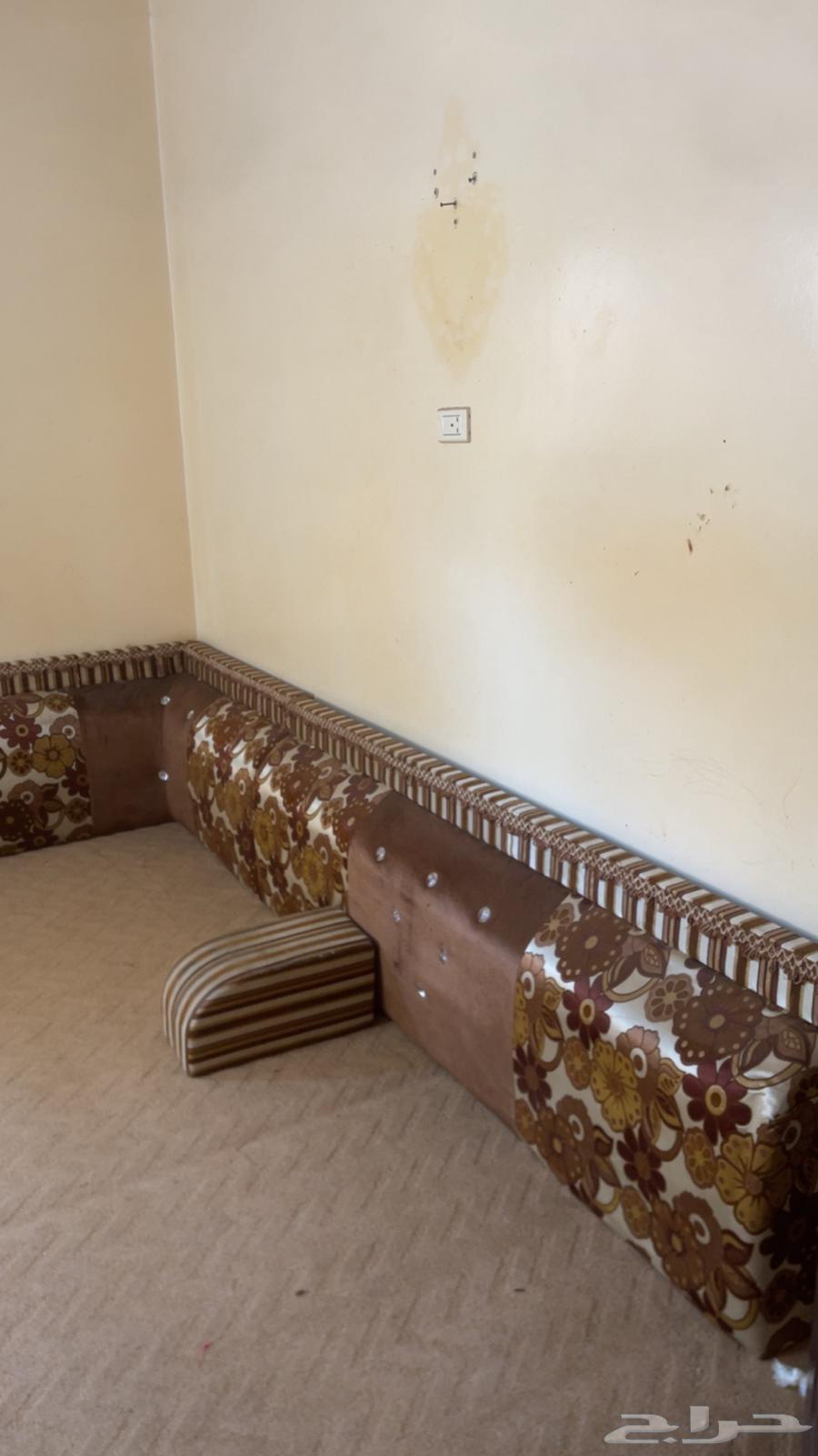 مساند خشب نظيفه مع ستاير للبيع64514114148611110