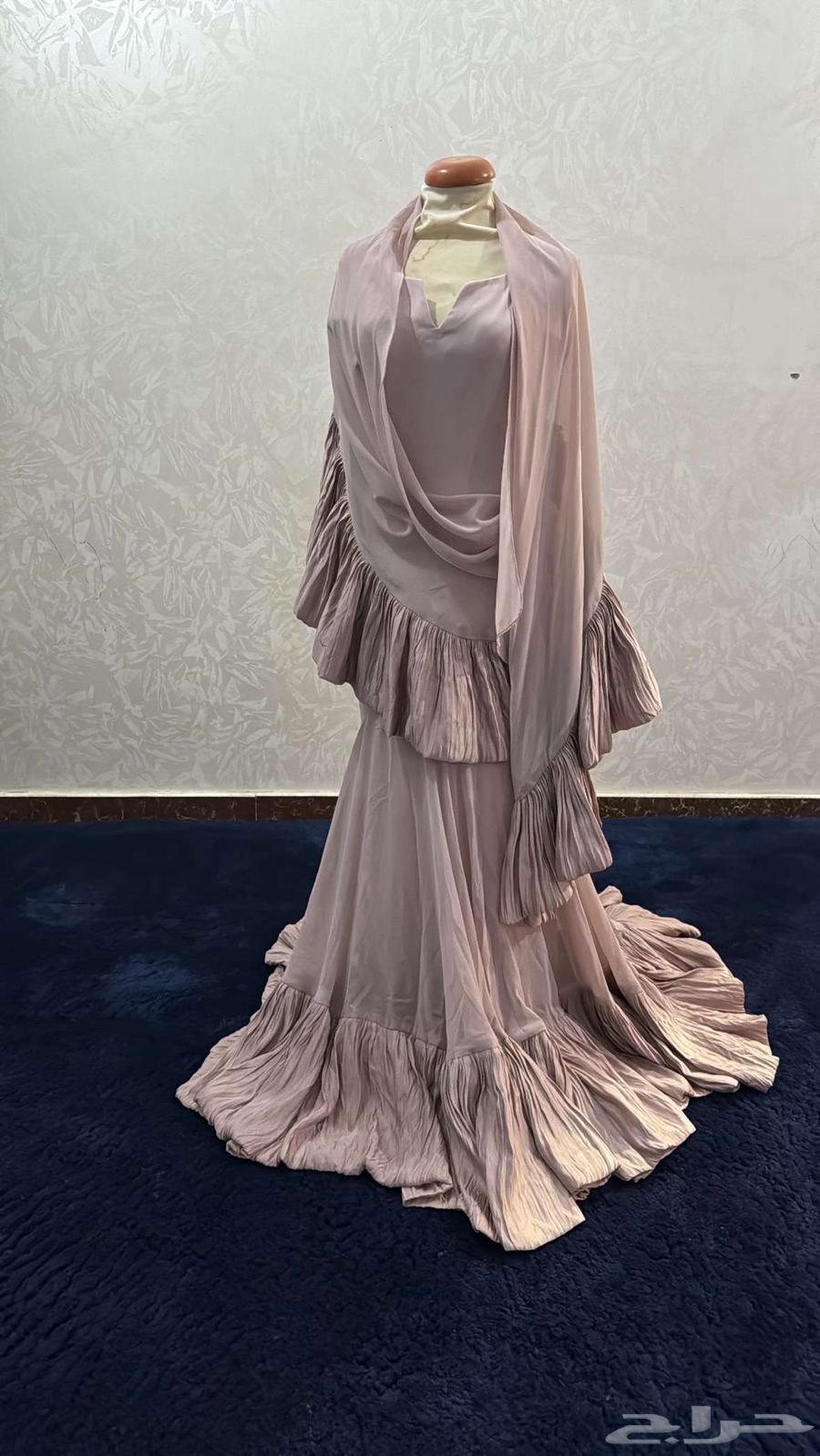 فستان من مصممه معروفه بالكويت64516424297602110