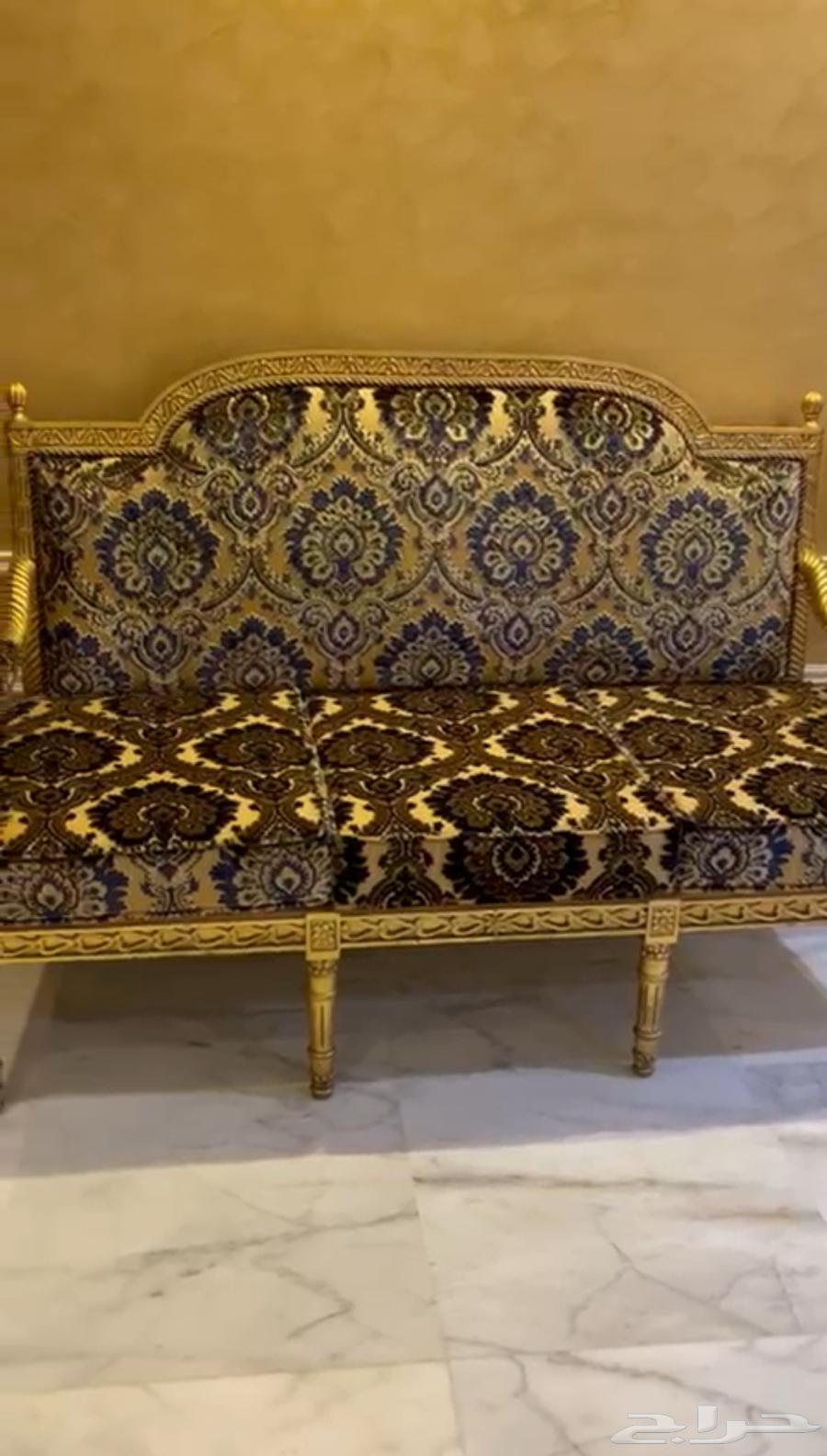 للبيع طقمين كنب وطاولة طعام64514044837251111