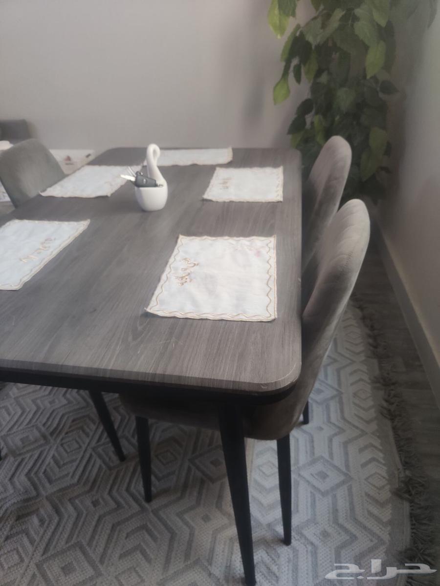 طاوله طعام نظيفه 6 كراسي وكرسي مكسور وموجود خمس كراسي64515737442435111