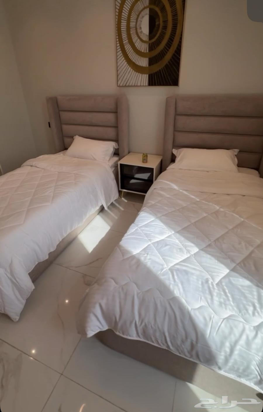 سريرين 200 100مع كومدينه وتسريحه مزوده بضوء LED64512273934850111