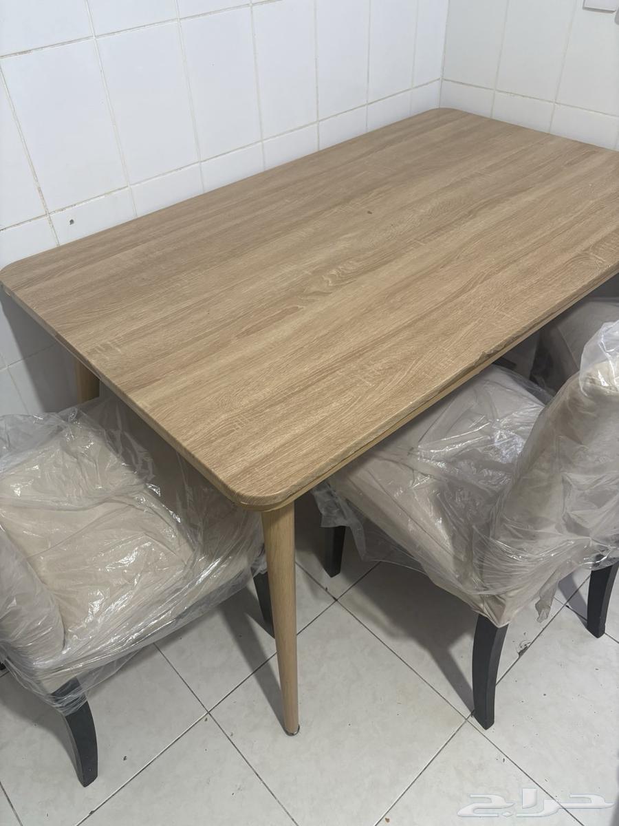 Dining table and 6 chairs, very light use64518116746369111