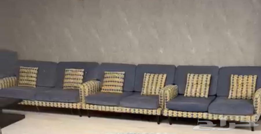 للبيع طقمين كنب وطاولة طعام64514044837251110