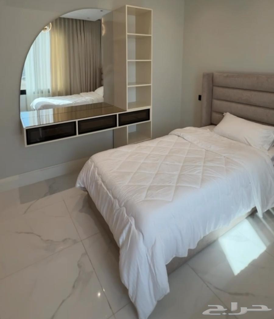 سريرين 200 100مع كومدينه وتسريحه مزوده بضوء LED64512273934850110