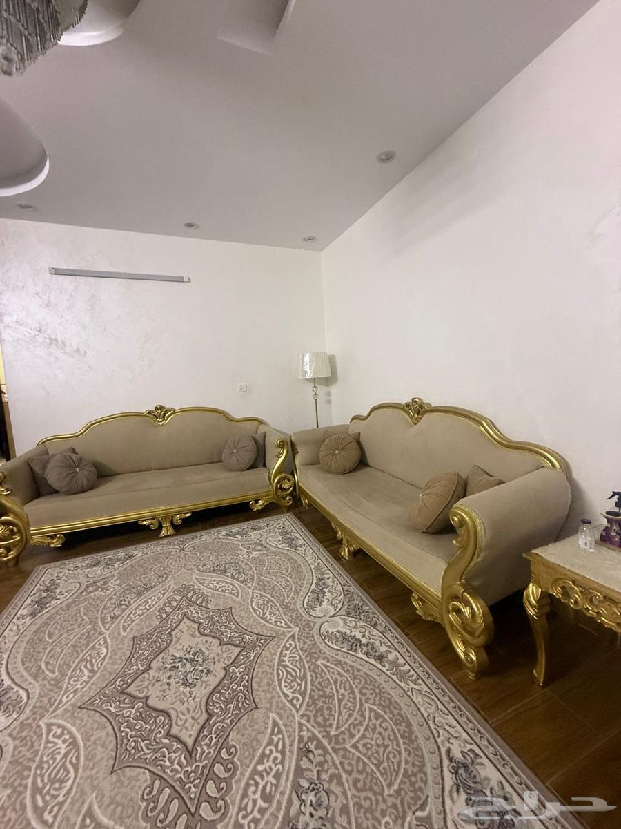 Sofa and table64511801261698112