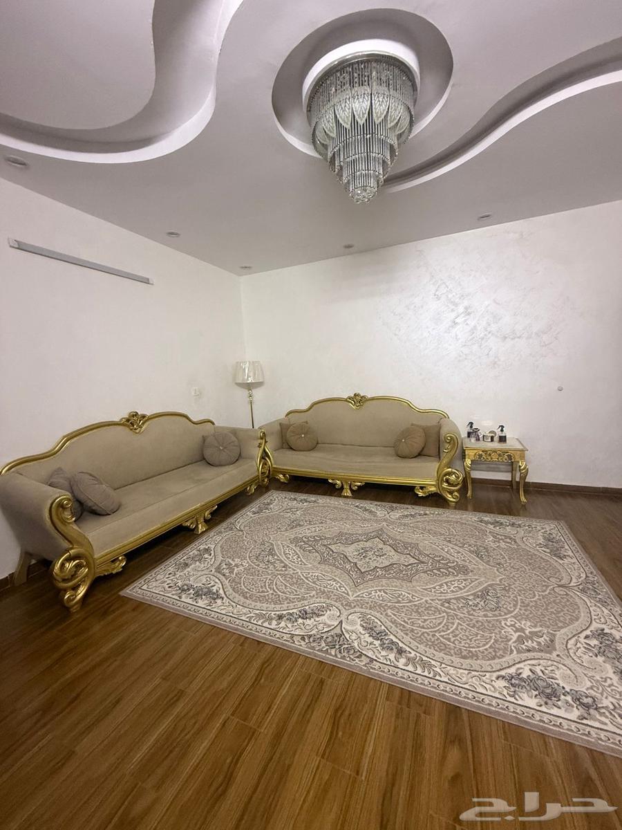 Sofa and table64511801261698111